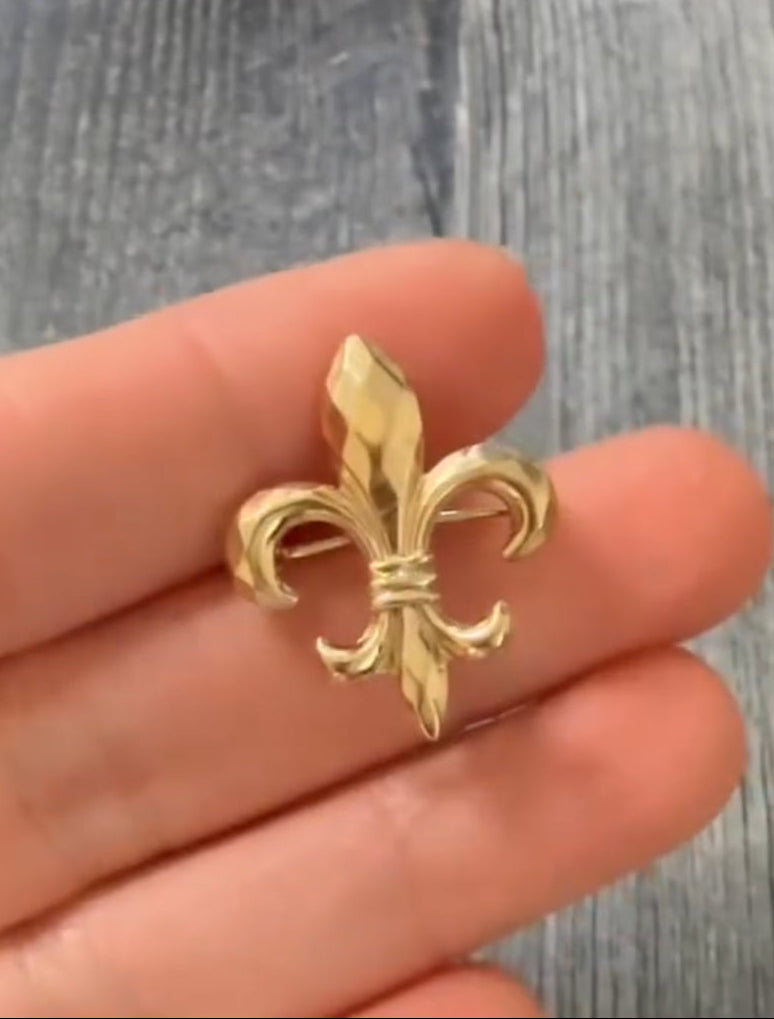 Antique Gold Fleur de Lis pin