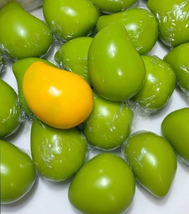 Color-Changing Mango Squishy–Heat Reactive Stress Relief Toy