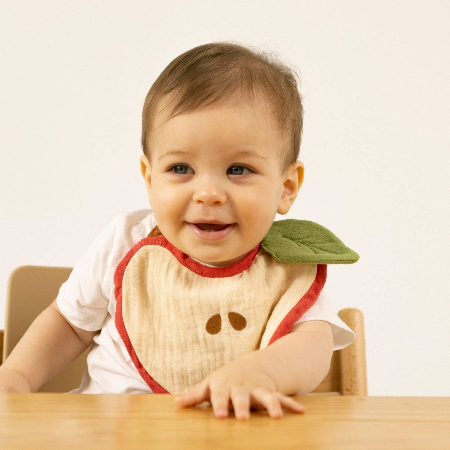 Pepa the Apple Bib