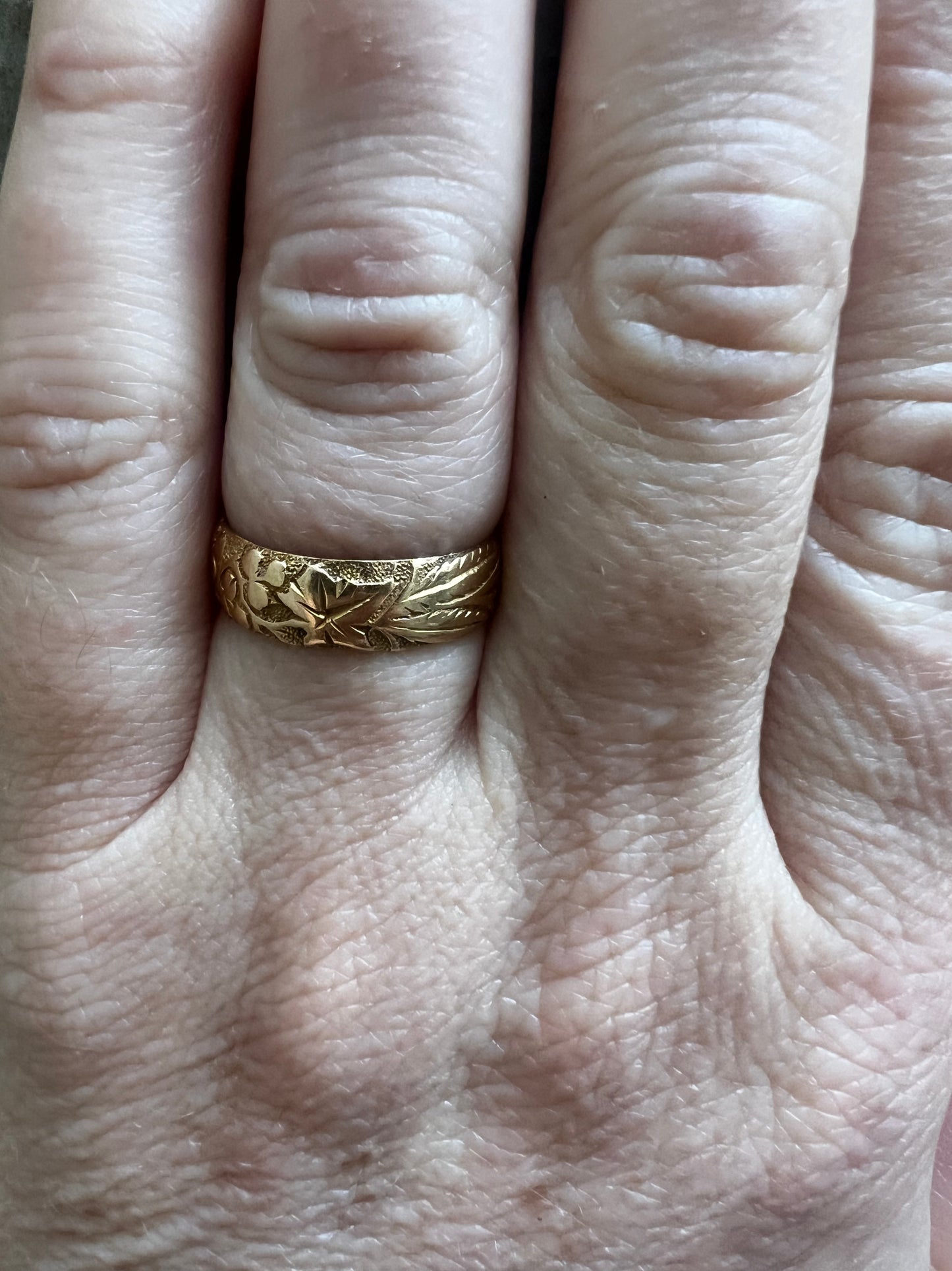 Antique 18k Foliate Engraved Band
