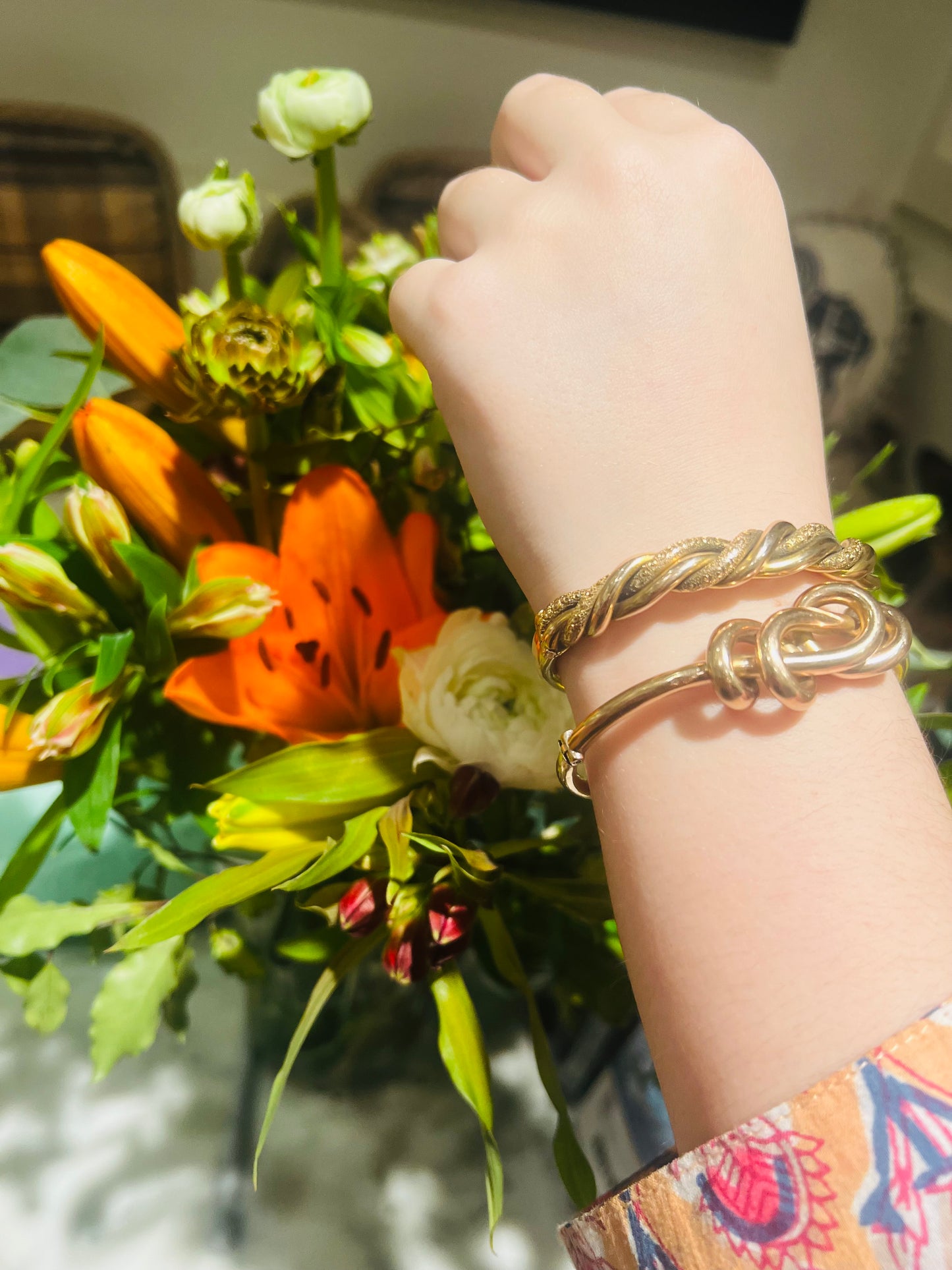 Victorian 9ct Engraved Lovers Knot Bangle